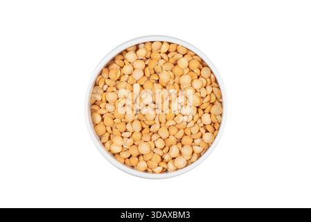 Un bol de petites noix jaunes. Les noix sont dispersées partout dans le bol. Le bol est de couleur blanche Banque D'Images