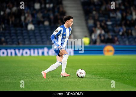 Porto, Portugal. 12 décembre 2025. PORTO, PORTUGAL - 11 DÉCEMBRE : Pepe du FC Porto court avec le ballon lors du match de l'UEFA Europa League 2025/26 phase MD6 opposant le FC Porto et Malmo FF à l'Estadio do Dragao le 11 décembre 2025 à Porto, Portugal. (Photo de Rodrigo Moreira/RSM Press via photo Players images/Magara Press) crédit : Magara Press SL/Alamy Live News Banque D'Images