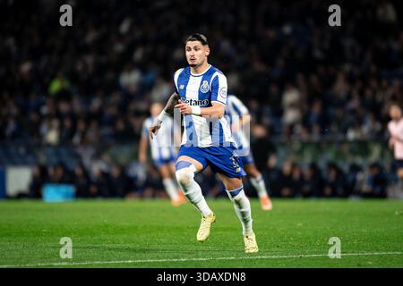 Porto, Portugal. 12 décembre 2025. PORTO, PORTUGAL - 11 DÉCEMBRE : Borja Sainz du FC Porto en action lors du match MD6 de l'UEFA Europa League 2025/26 phase entre le FC Porto et Malmo FF à l'Estadio do Dragao le 11 décembre 2025 à Porto, Portugal. (Photo de Rodrigo Moreira/RSM Press via photo Players images/Magara Press) crédit : Magara Press SL/Alamy Live News Banque D'Images