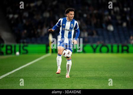 Porto, Portugal. 12 décembre 2025. PORTO, PORTUGAL - 11 DÉCEMBRE : Pepe du FC Porto contrôle le ballon lors du match de l'UEFA Europa League 2025/26 phase MD6 opposant le FC Porto et Malmo FF à l'Estadio do Dragao le 11 décembre 2025 à Porto, Portugal. (Photo de Rodrigo Moreira/RSM Press via photo Players images/Magara Press) crédit : Magara Press SL/Alamy Live News Banque D'Images