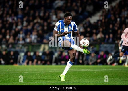 Porto, Portugal. 12 décembre 2025. PORTO, PORTUGAL - 11 DÉCEMBRE : Samu Omorodion du FC Porto tire pour marquer lors du match de l'UEFA Europa League 2025/26 phase MD6 opposant le FC Porto et Malmo FF à l'Estadio do Dragao le 11 décembre 2025 à Porto, Portugal. (Photo de Rodrigo Moreira/RSM Press via photo Players images/Magara Press) crédit : Magara Press SL/Alamy Live News Banque D'Images
