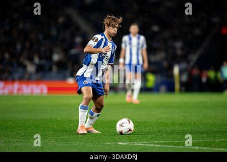 Porto, Portugal. 12 décembre 2025. PORTO, PORTUGAL - 11 DÉCEMBRE : Rodrigo Mora du FC Porto contrôle le ballon lors du match de l'UEFA Europa League 2025/26 phase MD6 opposant le FC Porto et Malmo FF à l'Estadio do Dragao le 11 décembre 2025 à Porto, Portugal. (Photo de Rodrigo Moreira/RSM Press via photo Players images/Magara Press) crédit : Magara Press SL/Alamy Live News Banque D'Images