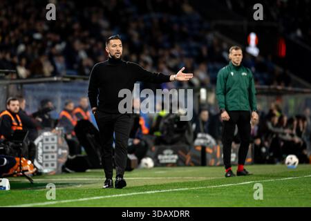 Porto, Portugal. 12 décembre 2025. PORTO, PORTUGAL - 11 DÉCEMBRE : Francesco Farioli, entraîneur-chef du FC Porto, donne des instructions lors du match de la phase MD6 de l'UEFA Europa League 2025/26 entre le FC Porto et Malmo FF à l'Estadio do Dragao le 11 décembre 2025 à Porto, Portugal. (Photo de Rodrigo Moreira/RSM Press via photo Players images/Magara Press) crédit : Magara Press SL/Alamy Live News Banque D'Images