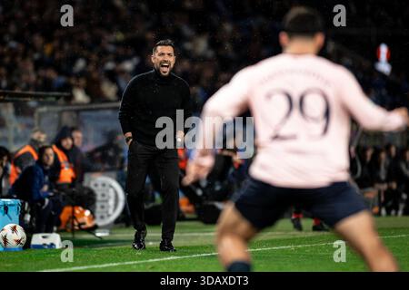 Porto, Portugal. 12 décembre 2025. PORTO, PORTUGAL - 11 DÉCEMBRE : Francesco Farioli, entraîneur-chef du FC Porto, donne des instructions lors du match de la phase MD6 de l'UEFA Europa League 2025/26 entre le FC Porto et Malmo FF à l'Estadio do Dragao le 11 décembre 2025 à Porto, Portugal. (Photo de Rodrigo Moreira/RSM Press via photo Players images/Magara Press) crédit : Magara Press SL/Alamy Live News Banque D'Images