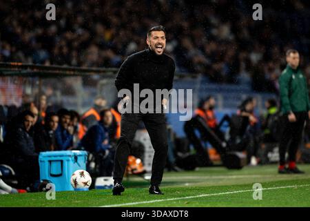 Porto, Portugal. 12 décembre 2025. PORTO, PORTUGAL - 11 DÉCEMBRE : Francesco Farioli, entraîneur-chef du FC Porto, donne des instructions lors du match de la phase MD6 de l'UEFA Europa League 2025/26 entre le FC Porto et Malmo FF à l'Estadio do Dragao le 11 décembre 2025 à Porto, Portugal. (Photo de Rodrigo Moreira/RSM Press via photo Players images/Magara Press) crédit : Magara Press SL/Alamy Live News Banque D'Images