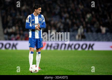 Porto, Portugal. 12 décembre 2025. PORTO, PORTUGAL - 11 DÉCEMBRE : Stephen Eustaquio du FC Porto en action lors du match de la phase MD6 de l'UEFA Europa League 2025/26 entre le FC Porto et Malmo FF à l'Estadio do Dragao le 11 décembre 2025 à Porto, Portugal. (Photo de Rodrigo Moreira/RSM Press via photo Players images/Magara Press) crédit : Magara Press SL/Alamy Live News Banque D'Images