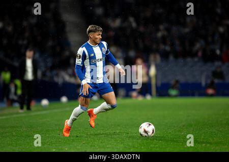 Porto, Portugal. 12 décembre 2025. PORTO, PORTUGAL - 11 DÉCEMBRE : William Gomes du FC Porto court avec le ballon lors du match de l'UEFA Europa League 2025/26 League phase MD6 entre le FC Porto et Malmo FF à l'Estadio do Dragao le 11 décembre 2025 à Porto, Portugal. (Photo de Rodrigo Moreira/RSM Press via photo Players images/Magara Press) crédit : Magara Press SL/Alamy Live News Banque D'Images