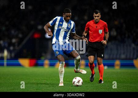 Porto, Portugal. 12 décembre 2025. PORTO, PORTUGAL - 11 DÉCEMBRE : Pablo Rosario du FC Porto passe le ballon lors du match de l'UEFA Europa League 2025/26 League phase MD6 opposant le FC Porto et Malmo FF à l'Estadio do Dragao le 11 décembre 2025 à Porto, Portugal. (Photo de Rodrigo Moreira/RSM Press via photo Players images/Magara Press) crédit : Magara Press SL/Alamy Live News Banque D'Images