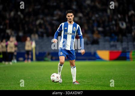 Porto, Portugal. 12 décembre 2025. PORTO, PORTUGAL - 11 DÉCEMBRE : Stephen Eustaquio du FC Porto contrôle le ballon lors du match de l'UEFA Europa League 2025/26 League phase MD6 entre le FC Porto et Malmo FF à l'Estadio do Dragao le 11 décembre 2025 à Porto, Portugal. (Photo de Rodrigo Moreira/RSM Press via photo Players images/Magara Press) crédit : Magara Press SL/Alamy Live News Banque D'Images
