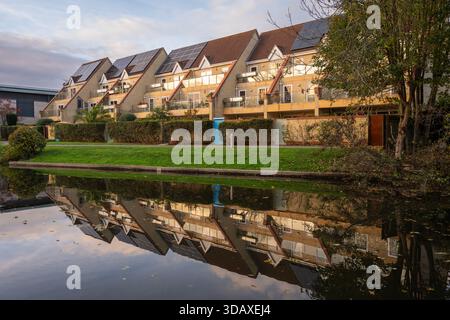 Norwich, Norfolk, Royaume-Uni : maisons modernes à Norwich avec reflet dans la rivière Wensum. Banque D'Images