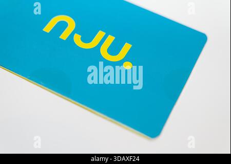 Paquet de carte SIM mobile bleu nju avec logo jaune distinctif photographié en gros plan sur fond blanc. Banque D'Images