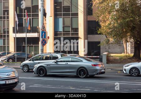 Erevan Arménie 12.5,2025. Une voiture argentée est garée sur le côté de la route devant un bâtiment. La voiture est une voiture de sport et est garée devant un Banque D'Images
