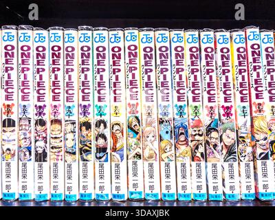Les volumes de la série manga « One Piece » d’Eiichirō Oda sont alignés dans une librairie à Nachikatsuura (那智勝浦), préfecture de Wakayama, au Japon. Banque D'Images