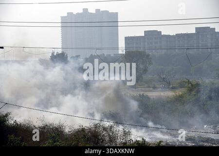 GHAZIABAD, INDE - 12 DÉCEMBRE : un incendie s'est déclaré dans un tas d'ordures à Vasundhara, le 12 décembre 2025 à Ghaziabad, en Inde. La fumée noire s'élevait si haut qu'elle atteignait les sociétés voisines, causant des désagréments aux résidents. Photo de Sakib Ali/Hindustan Times prise feu à Vasundhara à Ghaziabad Banque D'Images