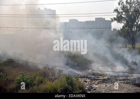 GHAZIABAD, INDE - 12 DÉCEMBRE : un incendie s'est déclaré dans un tas d'ordures à Vasundhara, le 12 décembre 2025 à Ghaziabad, en Inde. La fumée noire s'élevait si haut qu'elle atteignait les sociétés voisines, causant des désagréments aux résidents. Photo de Sakib Ali/Hindustan Times prise feu à Vasundhara à Ghaziabad Banque D'Images