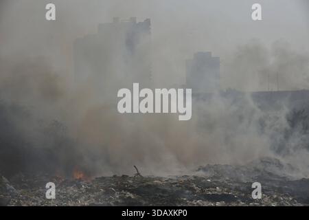 GHAZIABAD, INDE - 12 DÉCEMBRE : un incendie s'est déclaré dans un tas d'ordures à Vasundhara, le 12 décembre 2025 à Ghaziabad, en Inde. La fumée noire s'élevait si haut qu'elle atteignait les sociétés voisines, causant des désagréments aux résidents. Photo de Sakib Ali/Hindustan Times prise feu à Vasundhara à Ghaziabad Banque D'Images