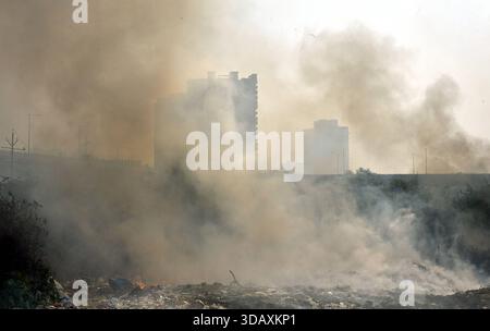 GHAZIABAD, INDE - 12 DÉCEMBRE : un incendie s'est déclaré dans un tas d'ordures à Vasundhara, le 12 décembre 2025 à Ghaziabad, en Inde. La fumée noire s'élevait si haut qu'elle atteignait les sociétés voisines, causant des désagréments aux résidents. Photo de Sakib Ali/Hindustan Times prise feu à Vasundhara à Ghaziabad Banque D'Images