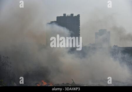 GHAZIABAD, INDE - 12 DÉCEMBRE : un incendie s'est déclaré dans un tas d'ordures à Vasundhara, le 12 décembre 2025 à Ghaziabad, en Inde. La fumée noire s'élevait si haut qu'elle atteignait les sociétés voisines, causant des désagréments aux résidents. Photo de Sakib Ali/Hindustan Times prise feu à Vasundhara à Ghaziabad Banque D'Images
