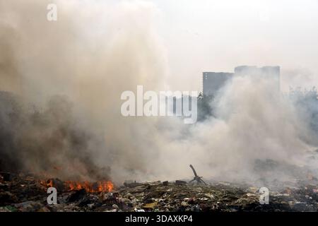 GHAZIABAD, INDE - 12 DÉCEMBRE : un incendie s'est déclaré dans un tas d'ordures à Vasundhara, le 12 décembre 2025 à Ghaziabad, en Inde. La fumée noire s'élevait si haut qu'elle atteignait les sociétés voisines, causant des désagréments aux résidents. Photo de Sakib Ali/Hindustan Times prise feu à Vasundhara à Ghaziabad Banque D'Images