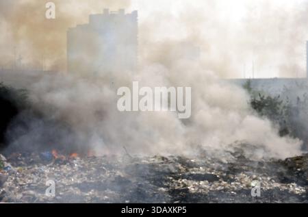 GHAZIABAD, INDE - 12 DÉCEMBRE : un incendie s'est déclaré dans un tas d'ordures à Vasundhara, le 12 décembre 2025 à Ghaziabad, en Inde. La fumée noire s'élevait si haut qu'elle atteignait les sociétés voisines, causant des désagréments aux résidents. Photo de Sakib Ali/Hindustan Times prise feu à Vasundhara à Ghaziabad Banque D'Images