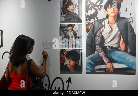 MUMBAI, INDE - 12 DÉCEMBRE : avant-première de l exposition de Jung Kook, GOLDEN the moments, qui présente la première exposition du chanteur et compositeur sud-coréen Jung Kook aux studios Mehboob, le 12 décembre 2025 à Mumbai, en Inde. Les amateurs pourront profiter d’une exposition multimédia liée au BTS du 12 décembre 2025 au 11 janvier 2026. Photo de Samir Jana/Hindustan Times Jung Kook s GOLDEN : The moments Exhibition aux studios Mehboob à Mumbai Banque D'Images