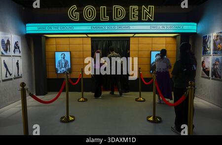 MUMBAI, INDE - 12 DÉCEMBRE : avant-première de l exposition de Jung Kook, GOLDEN the moments, qui présente la première exposition du chanteur et compositeur sud-coréen Jung Kook aux studios Mehboob, le 12 décembre 2025 à Mumbai, en Inde. Les amateurs pourront profiter d’une exposition multimédia liée au BTS du 12 décembre 2025 au 11 janvier 2026. Photo de Samir Jana/Hindustan Times Jung Kook s GOLDEN : The moments Exhibition aux studios Mehboob à Mumbai Banque D'Images