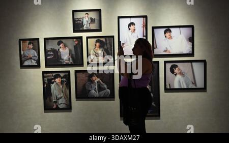 MUMBAI, INDE - 12 DÉCEMBRE : avant-première de l exposition de Jung Kook, GOLDEN the moments, qui présente la première exposition du chanteur et compositeur sud-coréen Jung Kook aux studios Mehboob, le 12 décembre 2025 à Mumbai, en Inde. Les amateurs pourront profiter d’une exposition multimédia liée au BTS du 12 décembre 2025 au 11 janvier 2026. Photo de Samir Jana/Hindustan Times Jung Kook s GOLDEN : The moments Exhibition aux studios Mehboob à Mumbai Banque D'Images