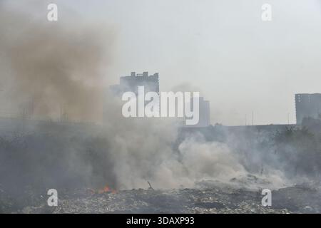 Ghaziabad, Inde. 12 décembre 2025. GHAZIABAD, INDE - 12 DÉCEMBRE : un incendie s'est déclaré dans un tas d'ordures à Vasundhara, le 12 décembre 2025 à Ghaziabad, en Inde. La fumée noire s'élevait si haut qu'elle atteignait les sociétés voisines, causant des désagréments aux résidents. (Photo de Sakib Ali/Hindustan Times/Sipa USA ) crédit : Sipa USA/Alamy Live News Banque D'Images