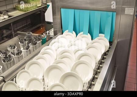 Grand lave-vaisselle commercial avec des assiettes propres dans la cuisine du restaurant, Philadelphie USA Banque D'Images