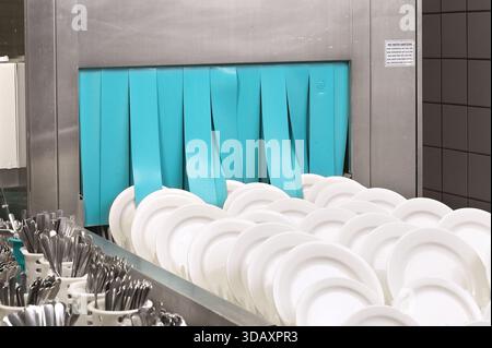 Grand lave-vaisselle commercial avec des assiettes propres dans la cuisine du restaurant, Philadelphie USA Banque D'Images