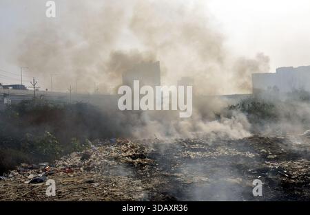 Ghaziabad, Inde. 12 décembre 2025. GHAZIABAD, INDE - 12 DÉCEMBRE : un incendie s'est déclaré dans un tas d'ordures à Vasundhara, le 12 décembre 2025 à Ghaziabad, en Inde. La fumée noire s'élevait si haut qu'elle atteignait les sociétés voisines, causant des désagréments aux résidents. (Photo de Sakib Ali/Hindustan Times/Sipa USA ) crédit : Sipa USA/Alamy Live News Banque D'Images