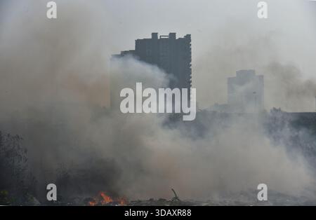 Ghaziabad, Inde. 12 décembre 2025. GHAZIABAD, INDE - 12 DÉCEMBRE : un incendie s'est déclaré dans un tas d'ordures à Vasundhara, le 12 décembre 2025 à Ghaziabad, en Inde. La fumée noire s'élevait si haut qu'elle atteignait les sociétés voisines, causant des désagréments aux résidents. (Photo de Sakib Ali/Hindustan Times/Sipa USA ) crédit : Sipa USA/Alamy Live News Banque D'Images