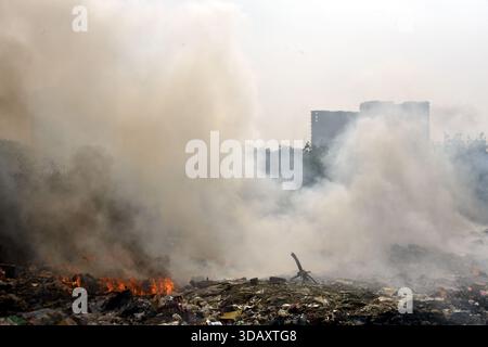 Ghaziabad, Inde. 12 décembre 2025. GHAZIABAD, INDE - 12 DÉCEMBRE : un incendie s'est déclaré dans un tas d'ordures à Vasundhara, le 12 décembre 2025 à Ghaziabad, en Inde. La fumée noire s'élevait si haut qu'elle atteignait les sociétés voisines, causant des désagréments aux résidents. (Photo de Sakib Ali/Hindustan Times/Sipa USA ) crédit : Sipa USA/Alamy Live News Banque D'Images