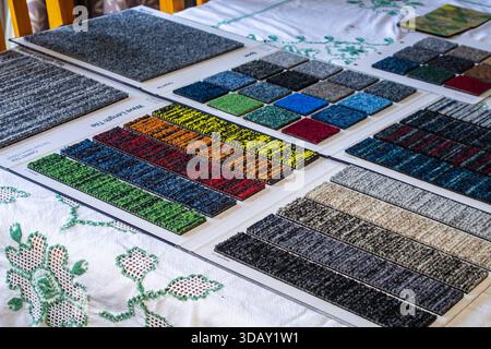 12 décembre 2025 Une collection d'échantillons de carreaux de moquette colorés pour faciliter l'achat d'un client à Bangor en Irlande du Nord Banque D'Images