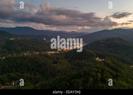 Panorama aérien de Gatlinburg, Tennessee au coucher du soleil avec rue principale animée remplie de boutiques et d'attractions, tour d'observation et Smoky Mountains Banque D'Images