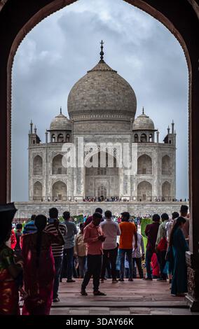 Majestueux premier aperçu du Taj Mahal à travers la Grande porte. (Série architecture moghole : photo 5) Banque D'Images