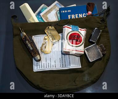 Sac d'effets personnels de l'armée américaine de la seconde Guerre mondiale dans Overlord (D.Day) Museum, Normandie, France Banque D'Images