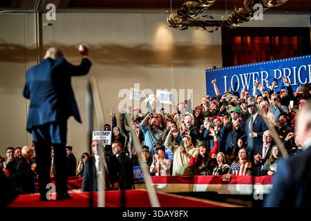 Mount Pocono (États-Unis d'Amérique). 09 décembre 2025. Le président américain Donald Trump, fait des gestes à la foule après avoir prononcé des remarques lors d’un rassemblement de style campagne sur l’économie au Mount Airy Casino Resort, le 9 décembre 2025 à Mount Pocono, Pennsylvanie. Trump a affirmé que l’économie est en plein essor malgré les pertes d’emplois et l’inflation. Crédit : Molly Riley/White House photo/Alamy Live News Banque D'Images