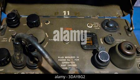 Radio Arrny SCR-300A (Walkie Talkie) de la seconde Guerre mondiale dans le musée Overlord (jour J), Normandie, France Banque D'Images