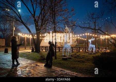 Mykolaivka, oblast de Donetsk, Ukraine. 12 décembre 2025. Des lumières et des installations de Noël sont vues dans le parc central de Sloviansk'''' un rappel brutal que même si la ville se trouve à moins de 20 km de la ligne de front, la vie continue au milieu de la menace. (Crédit image : © Tommaso Fumagalli/ZUMA Press Wire) USAGE ÉDITORIAL SEULEMENT ! Non destiné à UN USAGE commercial ! Banque D'Images