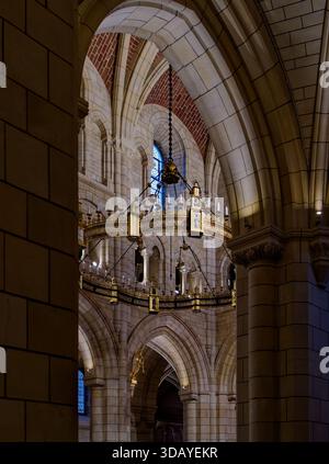 Le lustre Corona Lucis suspendu au-dessus du maître-autel de l'abbaye de Buckfast. Devon Angleterre. Banque D'Images