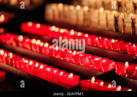 Bougies allumées pour la prière à l'église St Martin, Collégiale Saint Martin, scène magique pendant le marché de Noël de Colmar en Alsace Banque D'Images