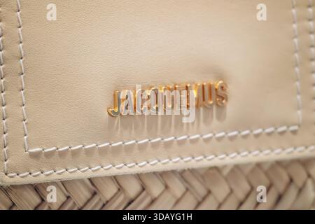 Nice, France – 2 août 2025 : gros plan d’un logo de sac à main Jacquemus et d’une texture de cuir affichés dans une vitrine des Galeries Lafayette sur l’avant Banque D'Images