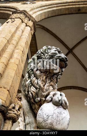 Sculpture en marbre du lion des Médicis à la Loggia dei Lanzi, Florence, Italie. Banque D'Images