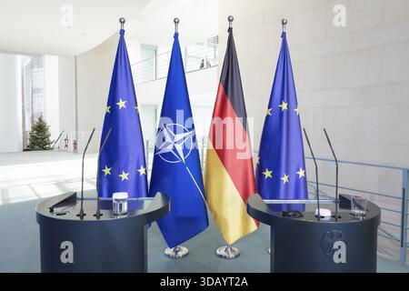 Drapeaux de la République fédérale d'Allemagne, de l'UE et de l'OTAN après une conférence de presse de Mark Rutte (Secrétaire général de l'OTAN) et Friedrich Merz (Chanc Banque D'Images