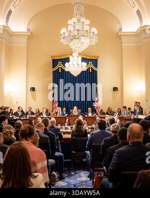 Kristi Noem, secrétaire du Département de la sécurité intérieure (DHS), témoigne devant une audience du Comité de la sécurité intérieure de la Chambre intitulée « menaces mondiales à la patrie », dans le bâtiment de bureau de Cannon House sur Capitol Hill à Washington, DC, Dec. 11, 2025. (Photo DHS de Mikaela McGee) Banque D'Images