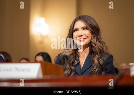 Kristi Noem, secrétaire du Département de la sécurité intérieure (DHS), témoigne devant une audience du Comité de la sécurité intérieure de la Chambre intitulée « menaces mondiales à la patrie », dans le bâtiment de bureau de Cannon House sur Capitol Hill à Washington, DC, Dec. 11, 2025. (Photo DHS de Mikaela McGee) Banque D'Images