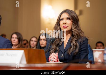 Kristi Noem, secrétaire du Département de la sécurité intérieure (DHS), témoigne devant une audience du Comité de la sécurité intérieure de la Chambre intitulée « menaces mondiales à la patrie », dans le bâtiment de bureau de Cannon House sur Capitol Hill à Washington, DC, Dec. 11, 2025. (Photo DHS de Mikaela McGee) Banque D'Images