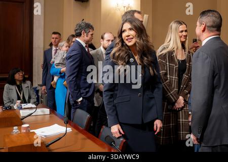 Kristi Noem, secrétaire du Département de la sécurité intérieure (DHS), témoigne devant une audience du Comité de la sécurité intérieure de la Chambre intitulée « menaces mondiales à la patrie », dans le bâtiment de bureau de Cannon House sur Capitol Hill à Washington, DC, Dec. 11, 2025. (Photo DHS de Mikaela McGee) Banque D'Images