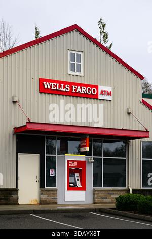 Duvall, WA, États-Unis - 7 septembre 2025 ; guichet automatique Wells Fargo dans un emplacement autonome sur la façade du bâtiment Banque D'Images